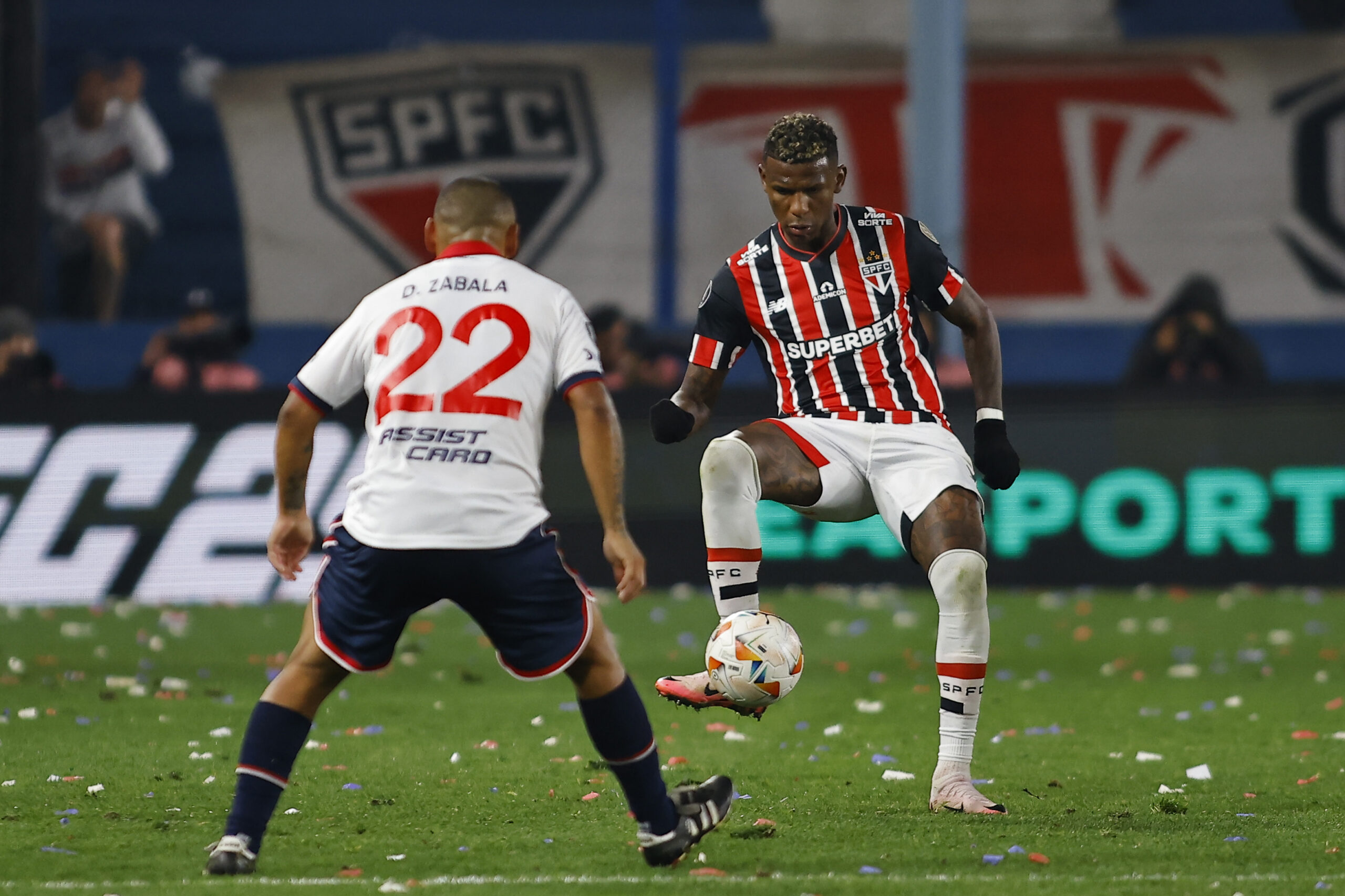 NÃO VAI RESCINDIR? Interesse externo pode mudar tudo: São Paulo define novo plano para zagueiro